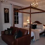 White Linen Whitby, Only 4* וויטבי