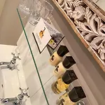 White Linen Whitby, Only מלון 4*