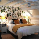 White Linen Whitby, Only מלון 4*