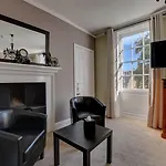 White Linen Whitby, Only 4* וויטבי