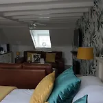 White Linen Whitby, Only וויטבי