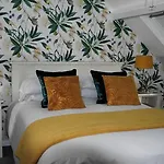 White Linen Whitby, Only מלון וויטבי