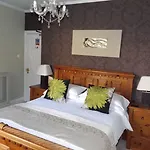 White Linen Whitby, Only מלון 4*
