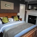 White Linen Whitby, Only מלון