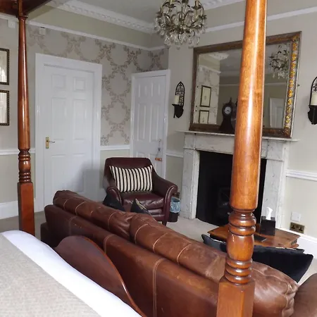 White Linen Whitby, Only מלון וויטבי