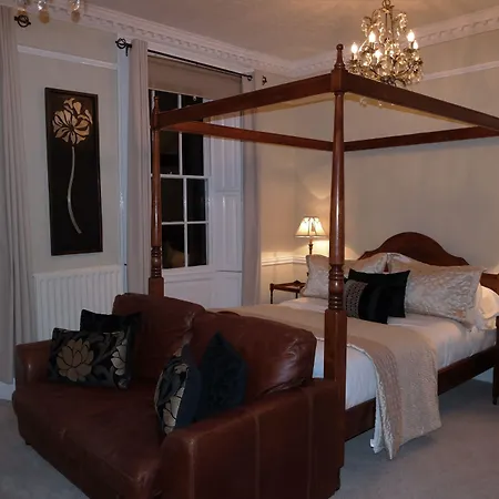 White Linen Whitby, Only 4* 惠特比