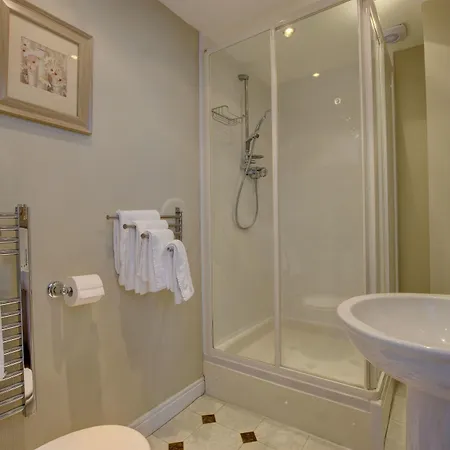 Hotel White Linen Whitby, Only