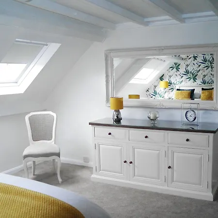 White Linen Whitby, Only ホテル 4*