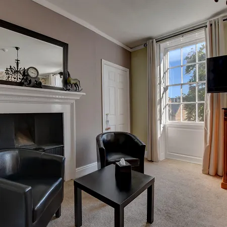 White Linen Whitby, Only 4* 惠特比