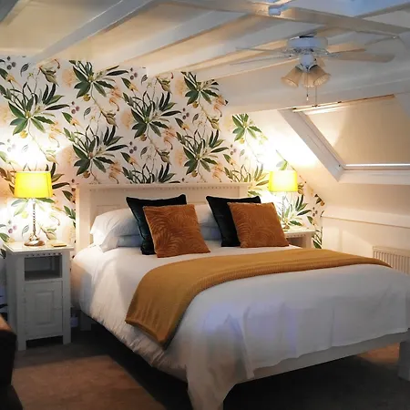 White Linen Whitby, Only ホテル 4*